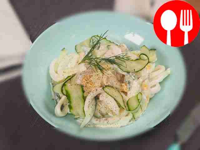 Салат с кальмарами и сметаной