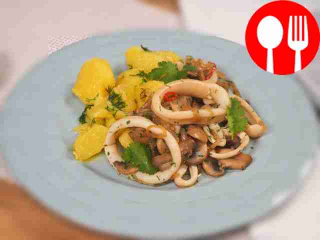 Fried squid with champignons