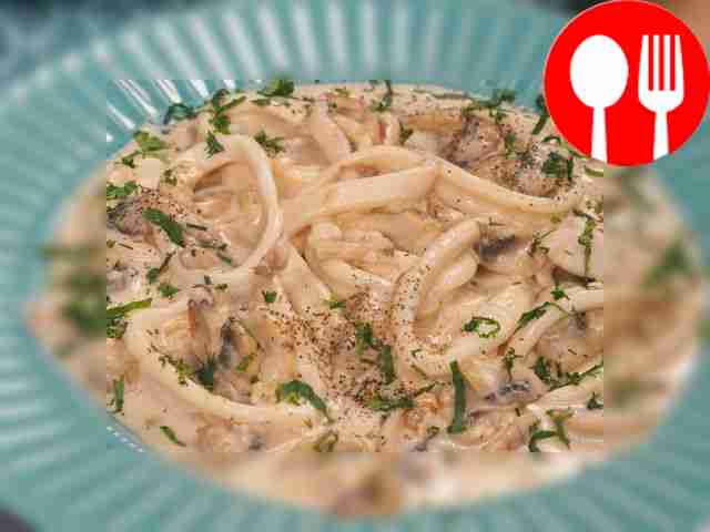 Squid with champignons in sour cream