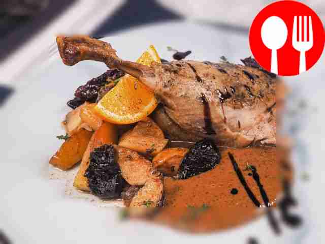 Утка с яблоками и черносливом