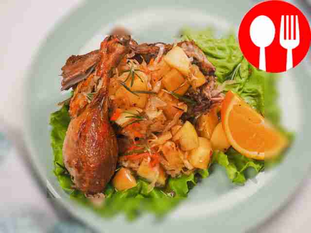 Утка с капустой и яблоками