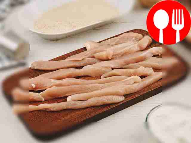 Cut the chicken breast into long strips 1 cm wide.