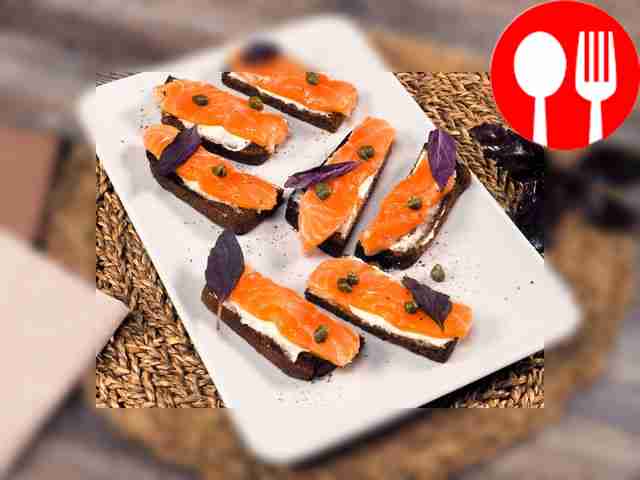 Брускетта с лососем