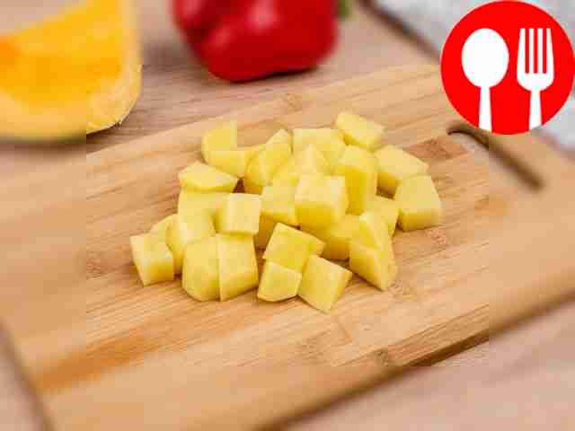 Cut the potatoes into large cubes.