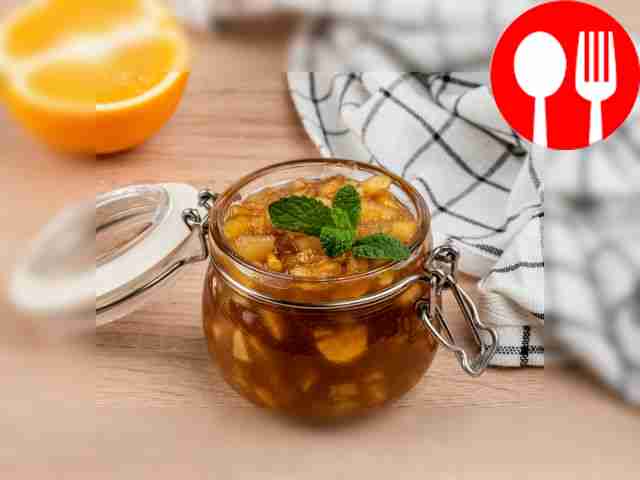Spicy confiture with apples, pears and oranges