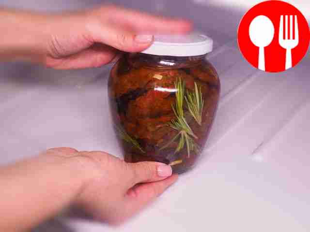 Sun-dried tomatoes with garlic