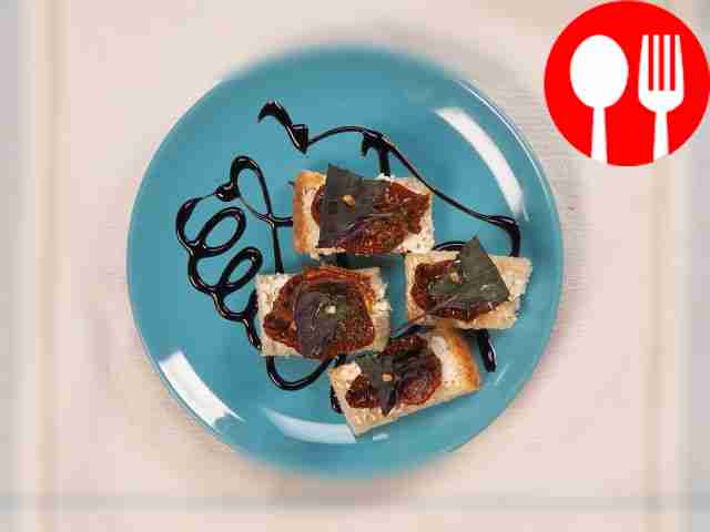 Бутерброды с вялеными помидорами