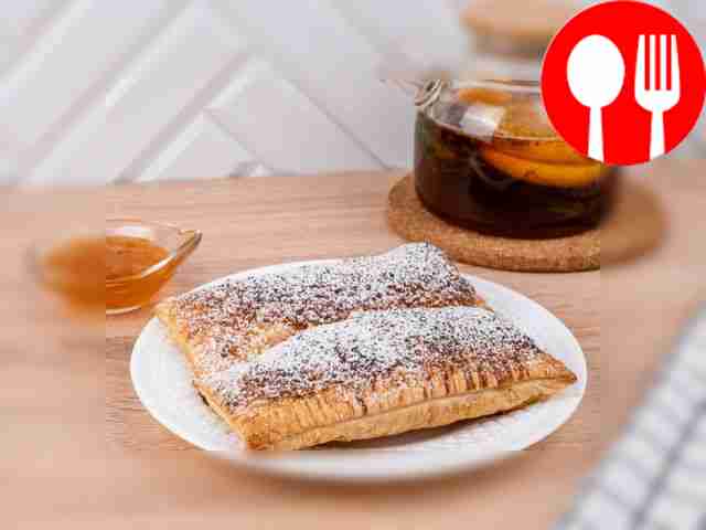 Puff pastries with jam and caramel crust