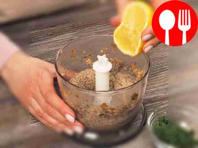 Приготовьте икру из шампиньонов. В глубокой...