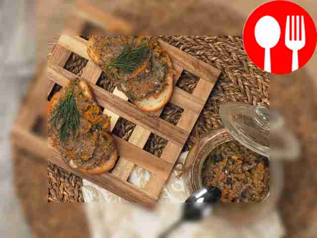 Подавайте охлаждённую икру из груздей....