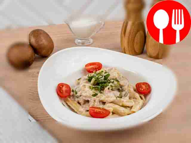 Pasta with mushrooms and ham