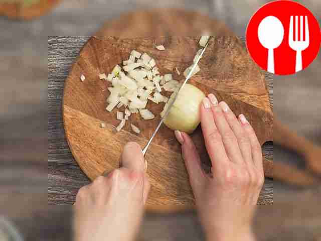 Промойте грибы и замочите их в холодной воде...