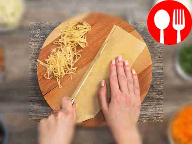 Приготовьте домашнюю лапшу. В глубокой миске...