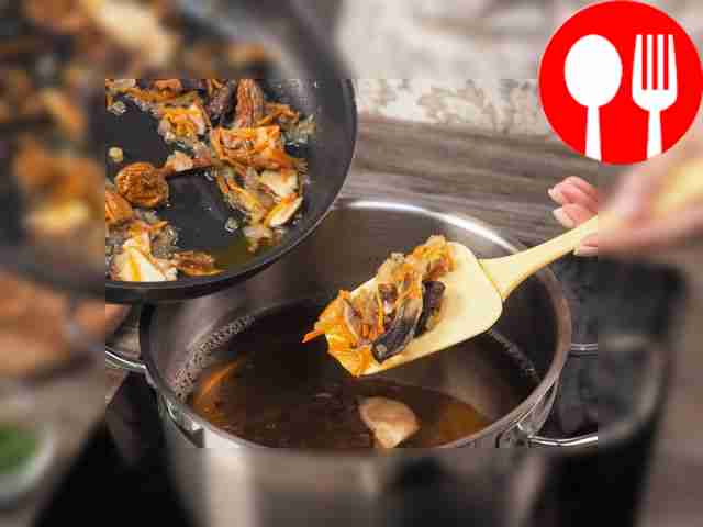 Приготовьте зажарку. Отварите грибы в кипящей...