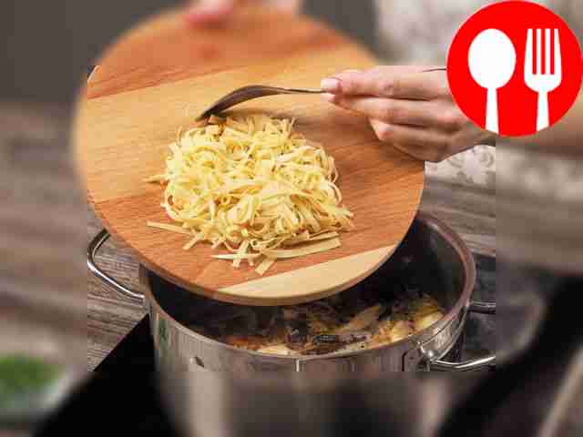 Приготовьте суп. В кастрюле вскипятите воду, в...