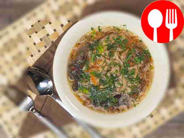 Подавайте грибную лапшу из сушёных грибов со...