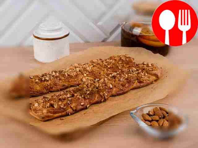 Sweet braids with almonds