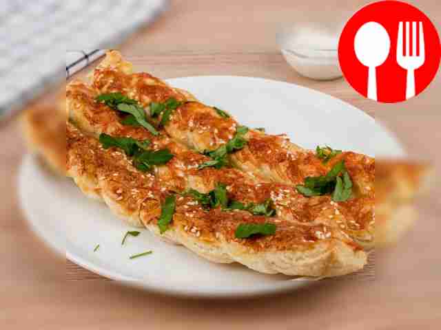 Cheese braids made from puff pastry