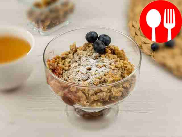 Crisp with strawberries and walnuts