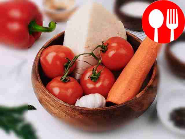 Помойте овощи, снимите шелуху с чеснока и...