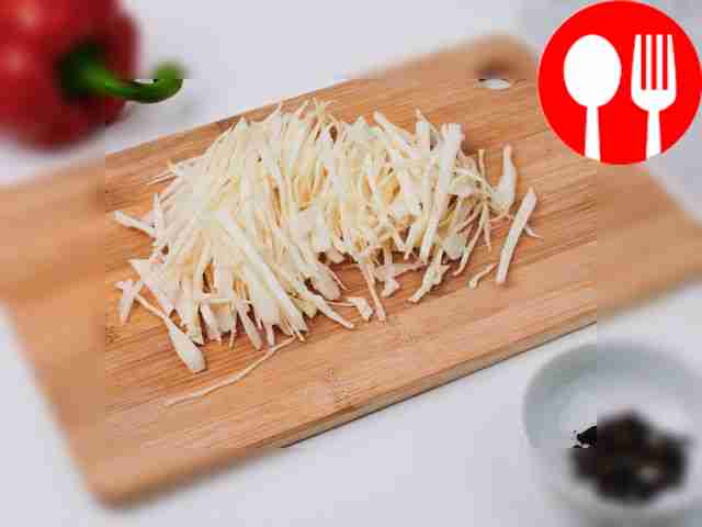 Нашинковав капусту, поместите её в глубокую тарелку.