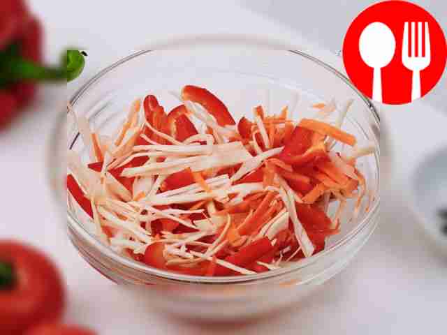 Очистите перец от семян, порежьте его на...