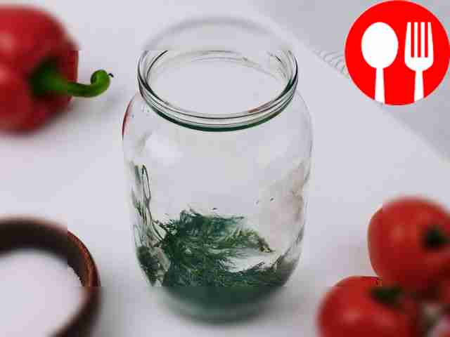 Укроп уложите на дно банки.