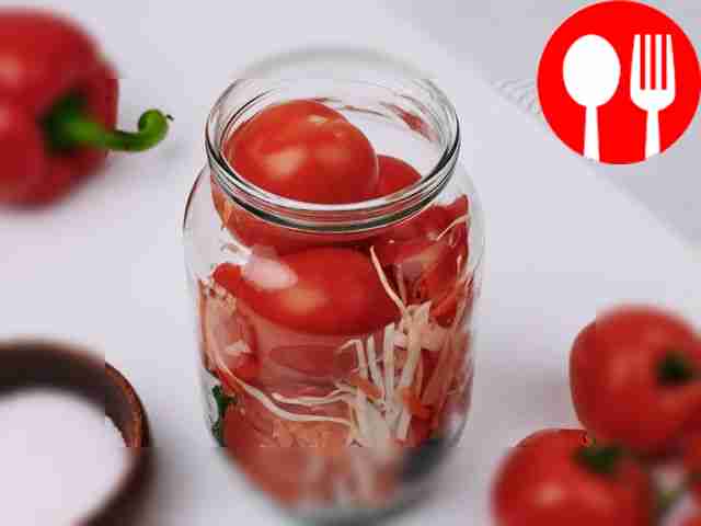 Выложите в банку смесь из нарезанных овощей,...