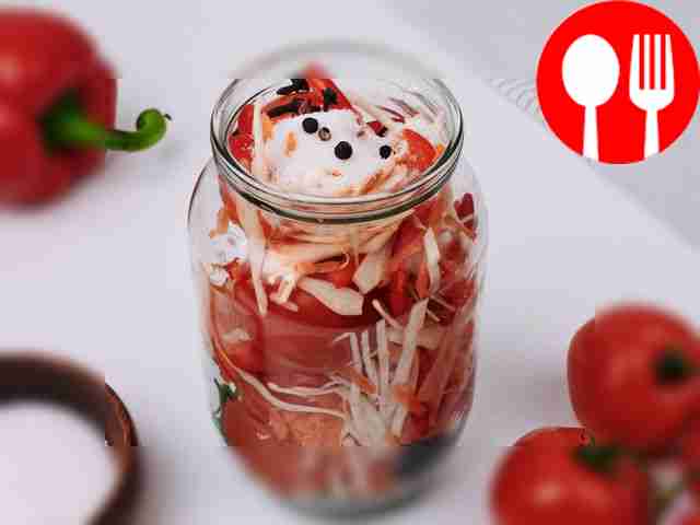 Посолите, добавьте сахар, перец и гвоздику....