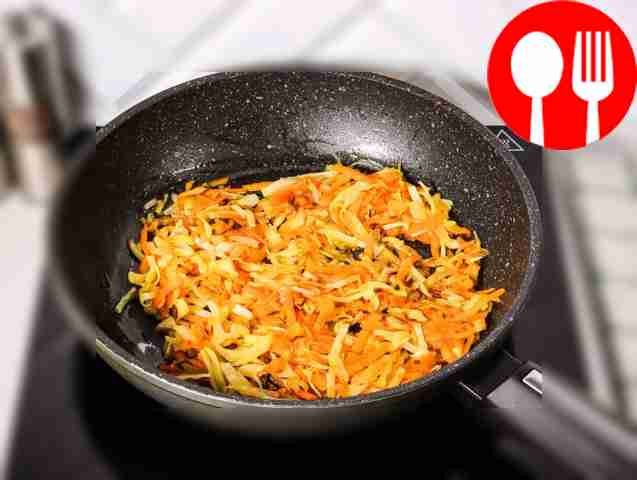 Тушите лук, морковь и капусту на сковороде с...