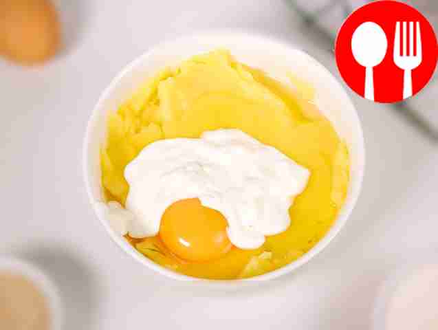 Отварной картофель разомните в пюре, добавьте...