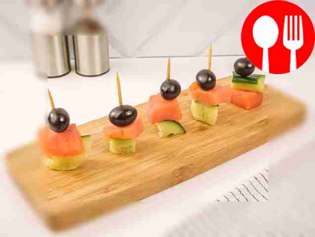 Канапе с семгой, огурцом и маслинами