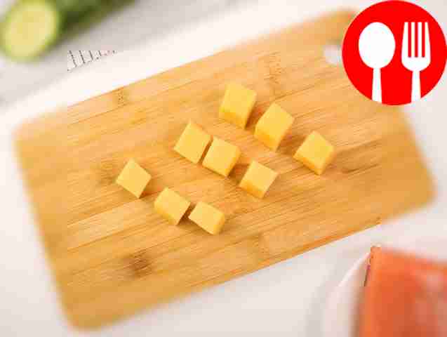 Порежьте сыр на кубики размером примерно 2–3 см.