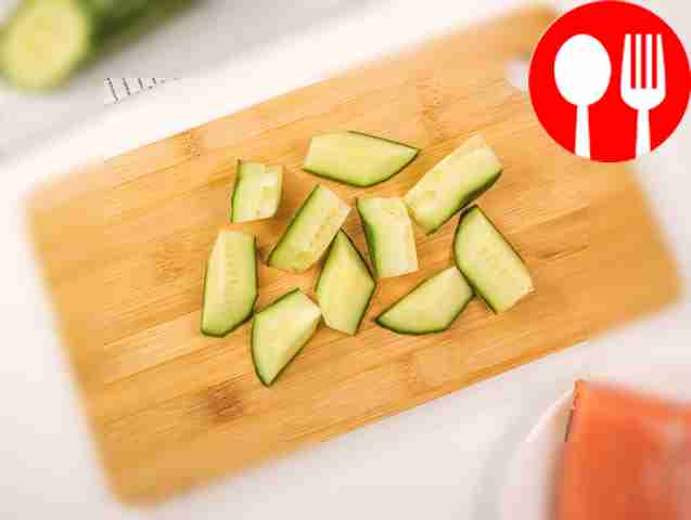 Нарежьте огурцы произвольно, но каждый кусочек...