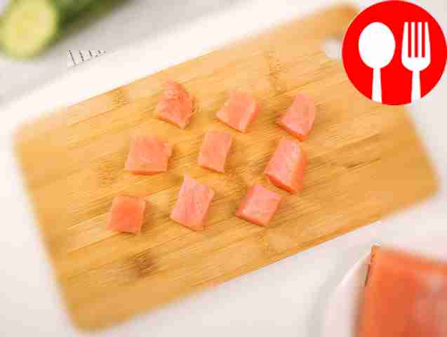 Нарежьте семгу на кусочки той же длины — около 3–4 см.