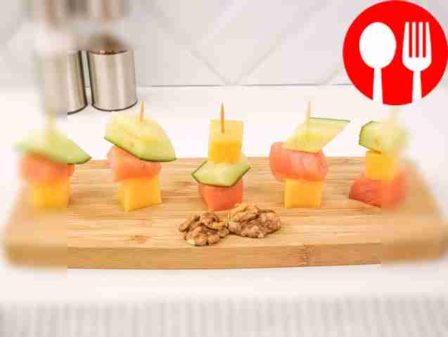 Подавайте эту свежую закуску на одной большой...