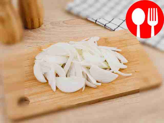 Cut the onion into half rings.