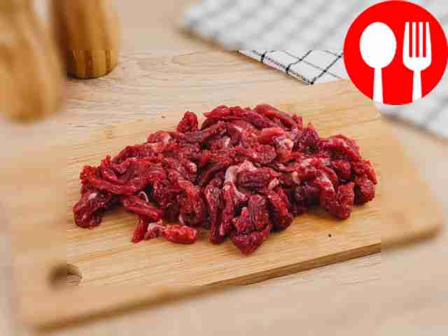 Cut the meat into small pieces.