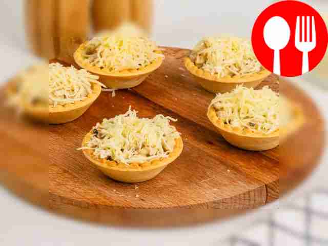 Тарталетки с куриным филе, шампиньонами и сыром