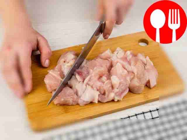 Cut the chicken fillet into small pieces.