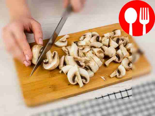 Cut the champignons into slices.