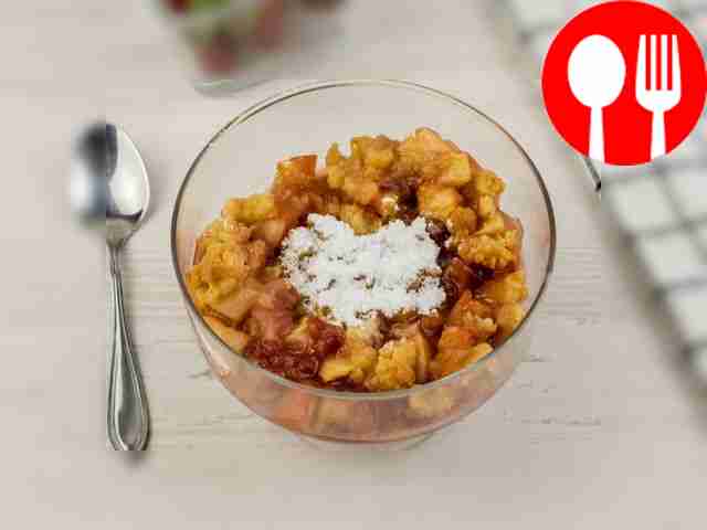 Crumble with apples and strawberries