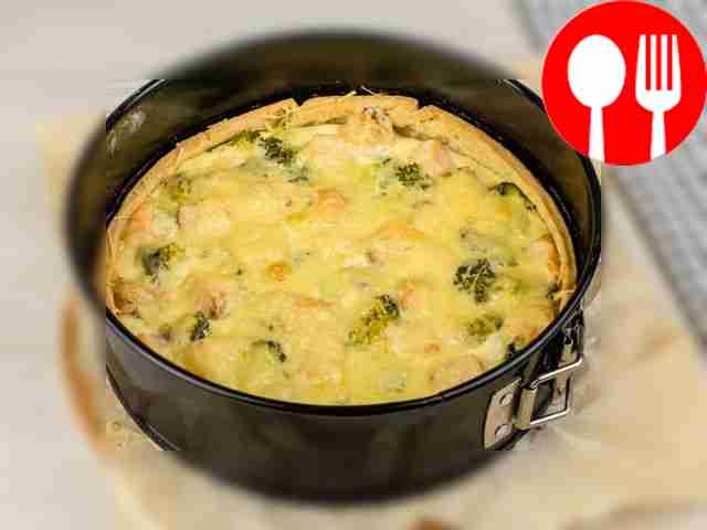 Quiche with salmon and broccoli is ready. Bon appetit.