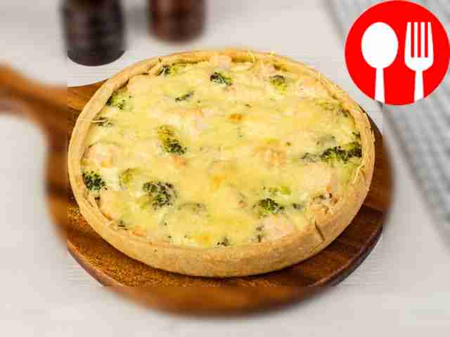 Garnish the quiche with fresh spinach leaves...
