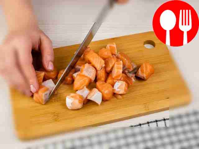 Cut the salmon fillet into small pieces.