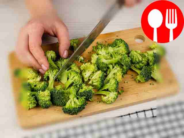 Also cut the broccoli into small pieces.