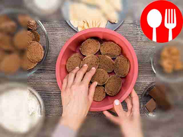 Соберите торт из пряников: постелите в миске...