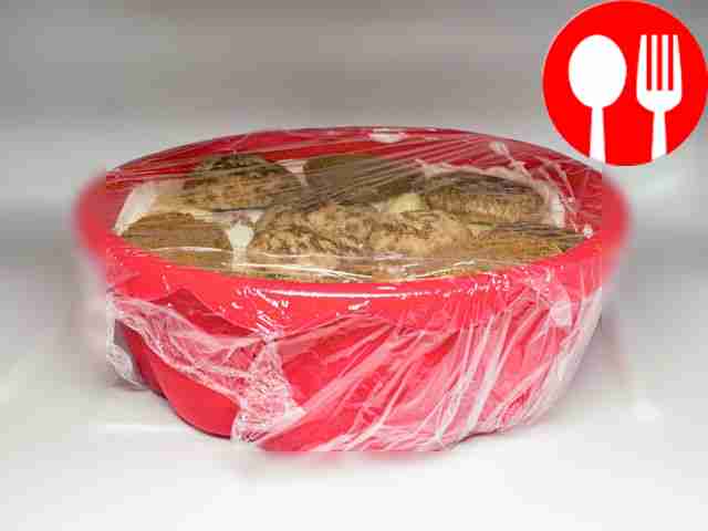 Поднимите пленку со всех сторон, накройте торт...