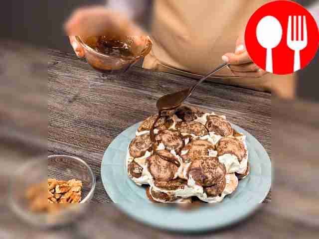 Полейте сверху десерт шоколадной массой с...