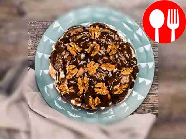 Подавайте пряничный торт к чаю или кофе.